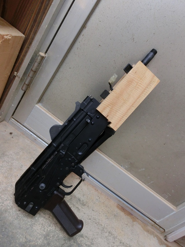 次世代AKS74Uウッドハンドガードの荒加工完了！
