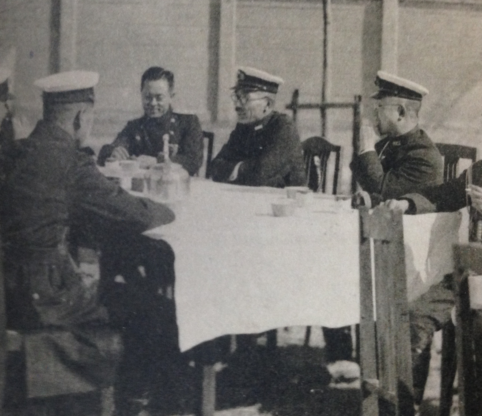 日本海軍 下士官兵用食器(中の食器碗・食器皿) 日本海軍 下士官兵用食器(中の食器碗・食器皿)