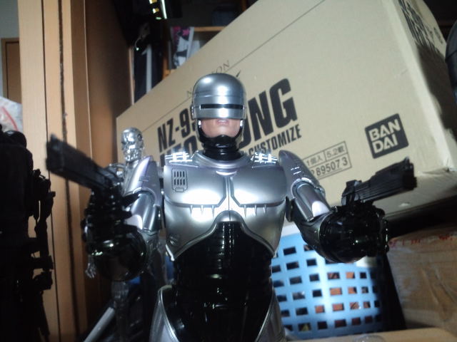 今年のXmasプレゼントはHOTTOYsの1/6ロボコップ&ドッキングステーションが届きました