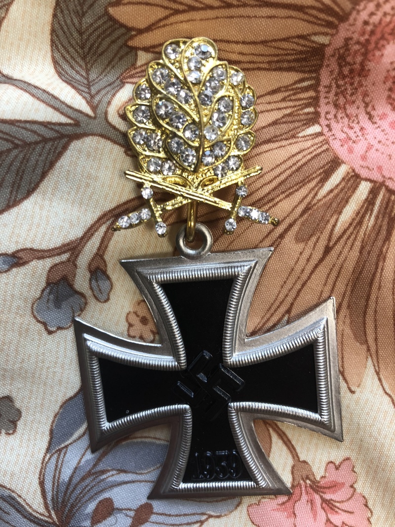 騎士鉄十字章と金ダイヤモンド柏葉剣付き