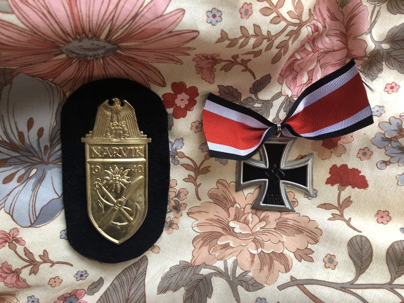 海軍用ナルビック金シールド章と騎士鉄十字章