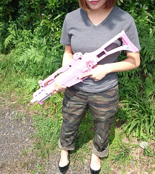 ピンク銃と女性