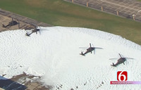 米州兵の UH-60 ブラック・ホークが消火剤まみれに　オクラホマ州タルサの州兵航空基地