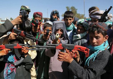 アフガニスタンで警察が玩具銃を取り締まり