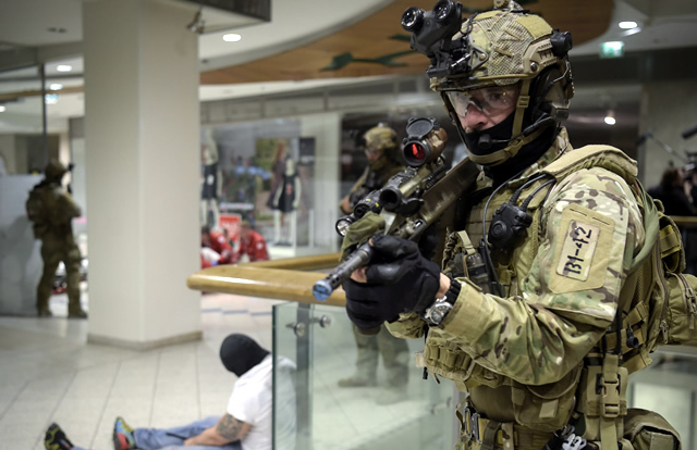 オーストリア軍特殊部隊『ヤークトコマンド』がショッピングモールを使った初の対テロ訓練を実施