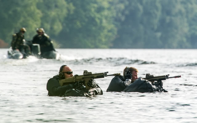 ベルギー陸軍・水陸両用偵察チーム（ART）精鋭フロッグマンによる水辺での偵察・強襲訓練映像