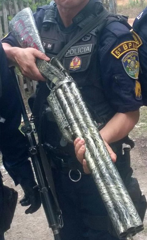 ブラジルでギャングから押収された6連銃身リボルバー式ショットガン