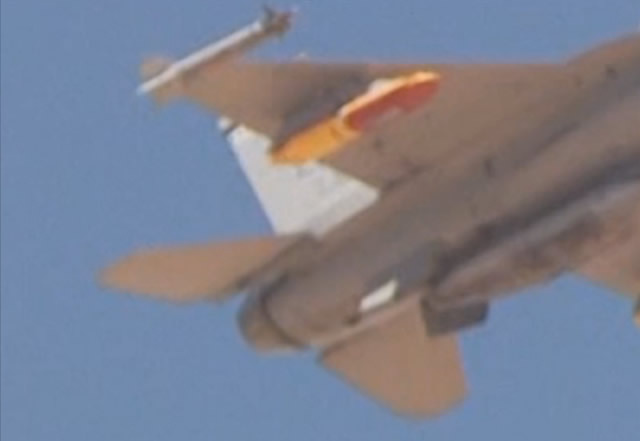 飛行中の F-16 戦闘機がフレアディスペンサーから小型ドローンを放出。米国防総省がプロトタイプを公開