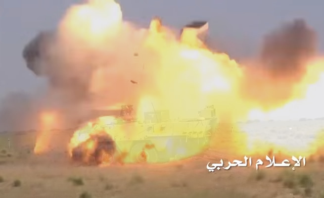 イエメンでフーシ (Houthi) 戦闘員がサウジアラビアの装甲兵員輸送車を鹵獲。車両の一部始終撮影後に爆破
