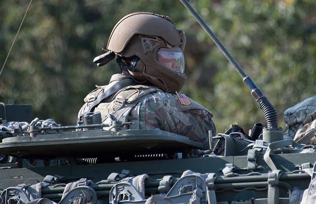 米陸軍が評価試験中の車輌ガンナー用「追加装甲仕様」に特徴を持つ新型ヘルメット