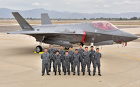 航空自衛隊の F-35A 初号機 (701 号機) が米国のルーク空軍基地に到着