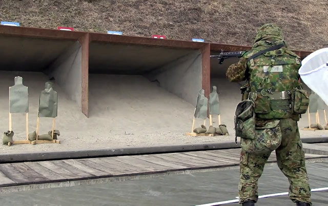 日米共同訓練「フォレスト・ライト02」が始まる。陸上自衛隊が海兵隊と共に射撃・格闘訓練を実施