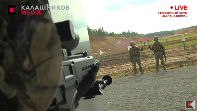 カラシニコフ社が自社製品PRのため、上級射撃手を起用したスリル溢れる中で華麗な技術を披露