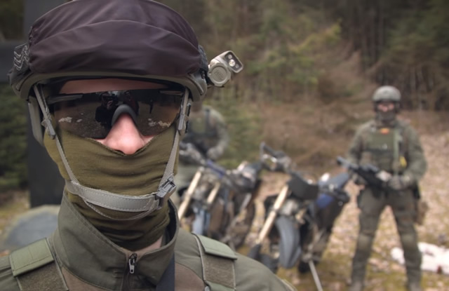 スピード、敏しょう性に優れたオフロードヴィークルを乗りこなすリトアニア軍特殊部隊の映像