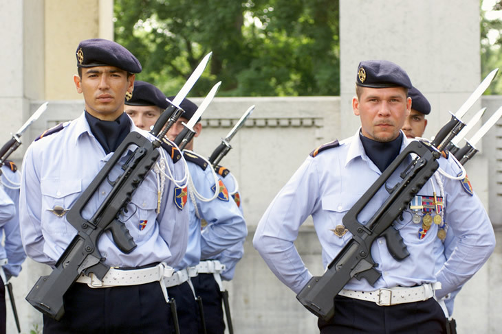 フランス軍の制式自動小銃「FAMAS」の設計者が逝去 フランス軍の制式自動小銃「FAMAS」の設計者が逝去