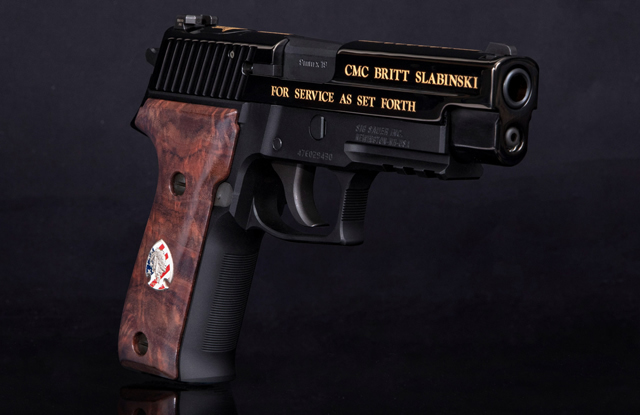 海軍特殊部隊員の議会名誉勲章受勲を記念してシグ社が記念モデルのMk.25拳銃を贈呈