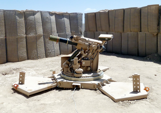 シリア北西部のマンビジで軍事拠点を建設する米軍。特殊部隊員が「改良型迫撃砲目標システム」を設置