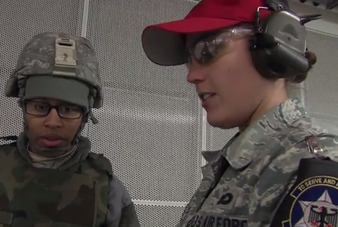 米空軍の女性 CATM (Combat Arms Training and Maintenance) インストラクター