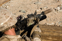 米海兵隊が中隊全兵士の銃にサイレンサーを装備した評価試験を行う