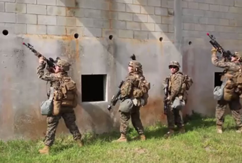 敵籠城の拠点を攻略、沖縄・米海兵隊の市街戦 (MOUT) 訓練映像