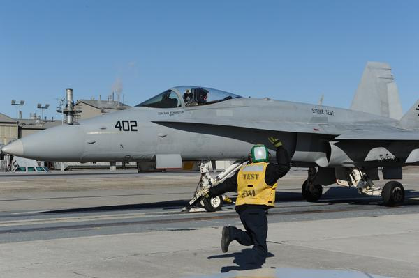 米海軍、電磁式カタパルトによるF/A-18Cの射出試験を完了 2016年に実用化へ
