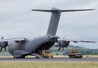 エアバス・ミリタリー、A400M を使った飛行場強襲のデモ実施