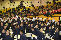 防衛大学校卒業式、任官拒否の卒業生は、ｱﾚができない。
