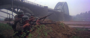 「遠すぎた橋」は、連合国軍司令部の慢心が多くの連合国兵士を窮地に追い込む戦争映画だ