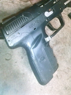 FN5-7のグリップを手にあわせる。
