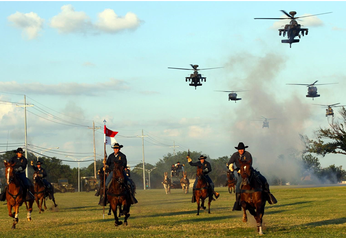 アパッチロングボウ対戦車・対地戦闘攻撃ヘリコプター群との騎馬隊共同のセレモニーフライト