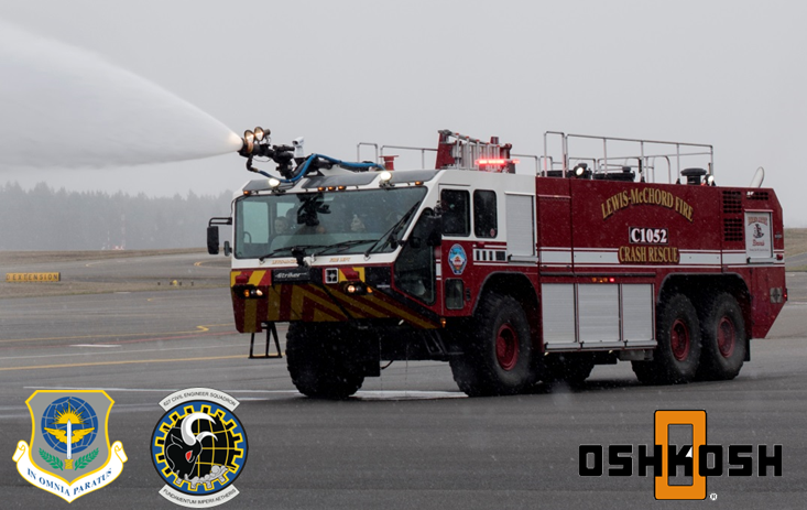 オシュコシュ化学消防車のトップヘッドの消火放水銃の威力は、超強力ですざましい勢いがある