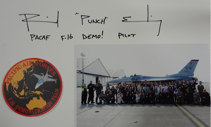 F-１６機、最高の実技妙技戦闘機パイロットから、着陸後、「運」良く「サイン」を戴けましたよ