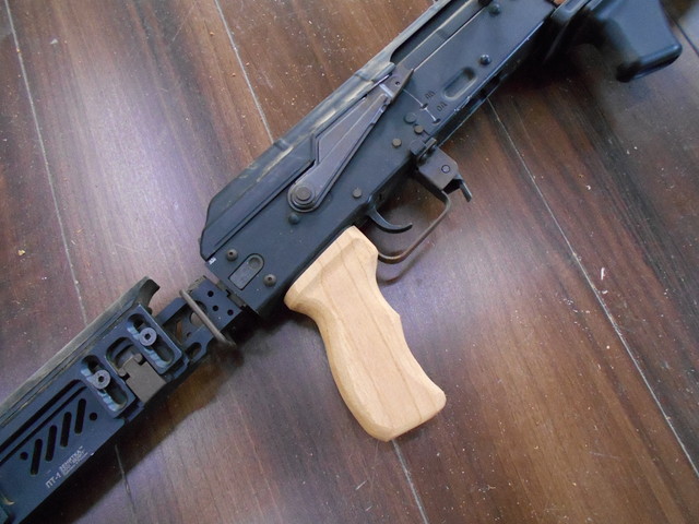KSC AKS74U用タクティカルウッドグリップとハンドガードの製作！