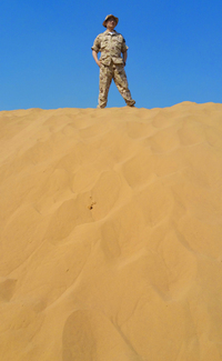 砂漠と陸上自衛隊砂漠迷彩服