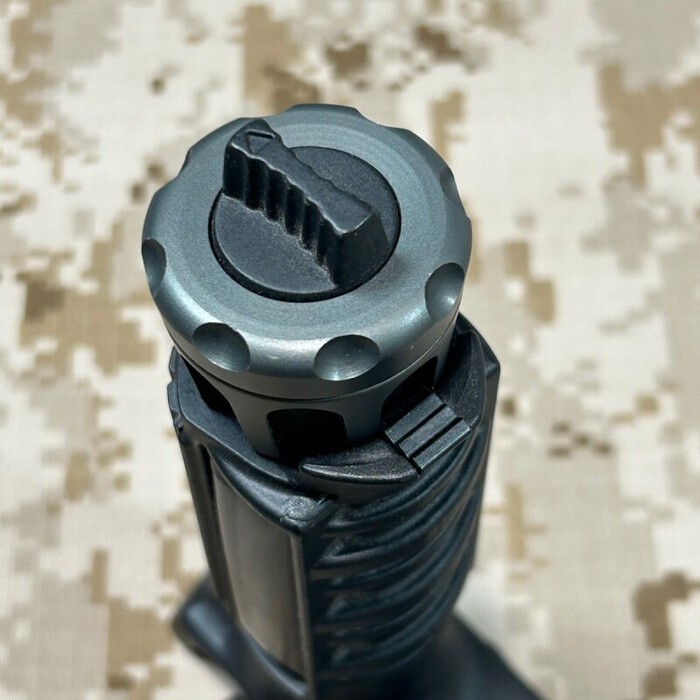 BLACK LINE - blog:実物 SUREFIRE M910A-WH フォアグリップ ウェポンライトのご紹介