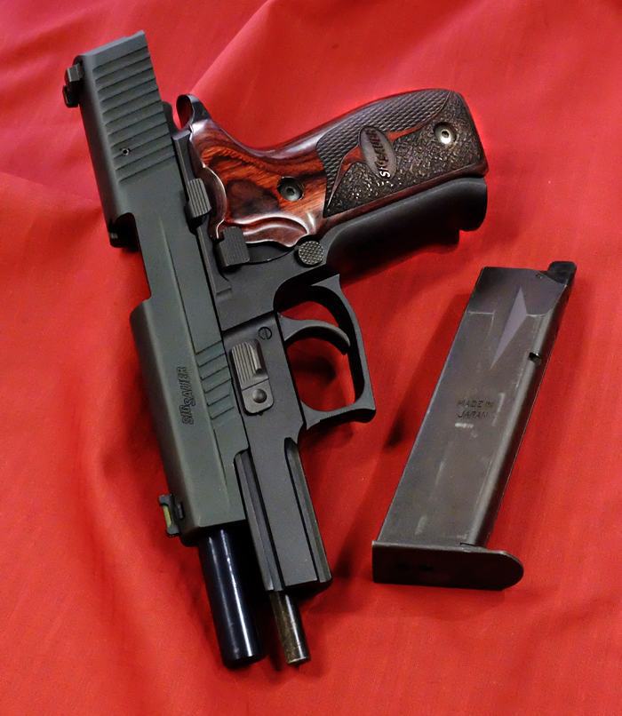 マルイSIG P226 E2カスタム品木製グリップ 予備マガジン付 - トイガン