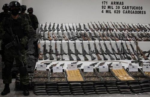 メキシコ警察発、麻薬捜査で押収した武器弾薬の山！