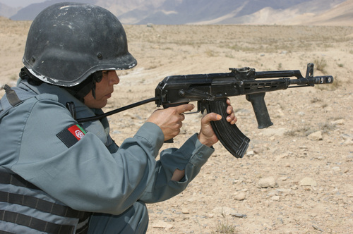 アフガン婦警も撃ってるハンガリー式AK！