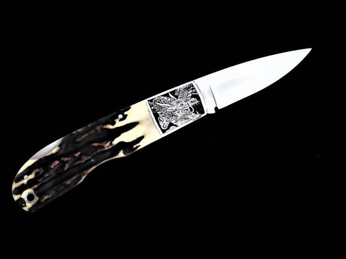 香川浩一さんのナイフに『吉祥龍　阿吽』を彫る