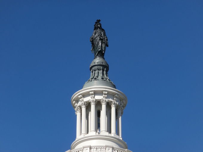 アメリカ合衆国の国会議事堂の上の女神象