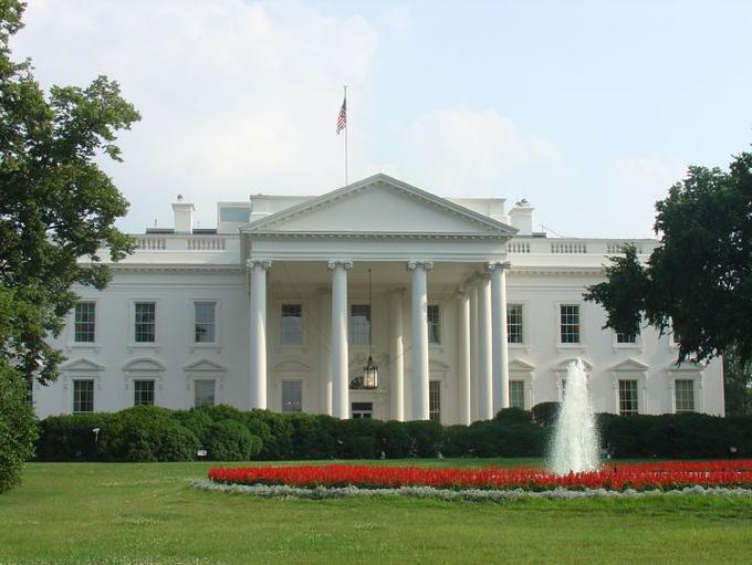 米 バイデン氏が新大統領に就任 ホワイトハウスを彫る