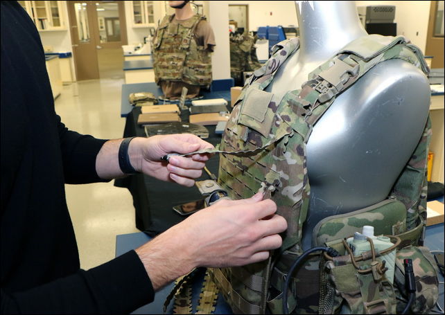 アメリカ陸軍 兵士の電子化に向けて防弾ベスト用電池・ワイヤー内蔵システムを開発中