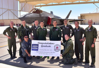 2名の航空自衛隊パイロットが初めて「F-35プログラム」の課程を終えて卒業