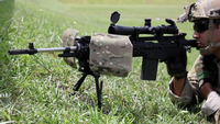 機関銃手の伏せ撃ち時に最適な防弾プレートシステム「AJAX Armor System」