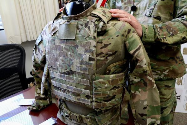 米陸軍、より軽量で快適に動作できる新型の保護ベストとコンバットシャツを開発。2019 年に配備を計画