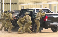 オーストラリア軍特殊部隊が試作トレーニングコースを使って陸軍の正規歩兵に戦闘射撃を指導