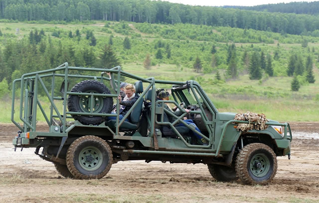 トヨタ製『ランドクルーザー70』をベースとするチェコ陸軍の次期軽戦闘車輌が「NATOデイズ」で展示