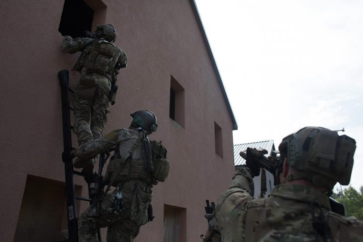 米陸軍と欧州各国の特殊作戦部隊が集結　「ジャッカル・ストーン 2014」演習が開催