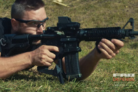 AR15・AK プラットフォームに対応する FAB ディフェンスの斬新なバイポッド装置「Podium」