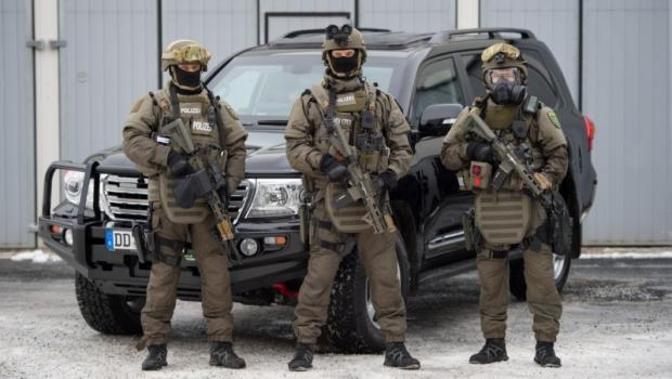 ドイツ州警察対テロ特殊部隊 SEK に特別仕様のトヨタ製ランドクルーザーが新配備